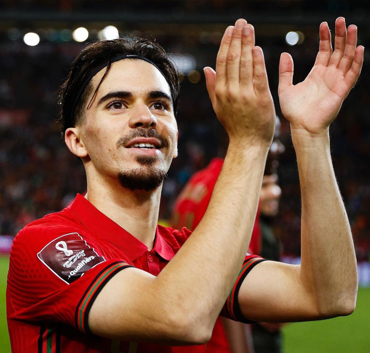 爱游戏官网-维拉客场称王夺冠，球员喜笑颜开的简单介绍